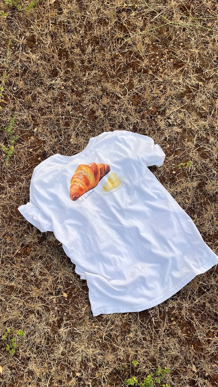 T-shirt Paneelatte "al burro" su un prato di campagna