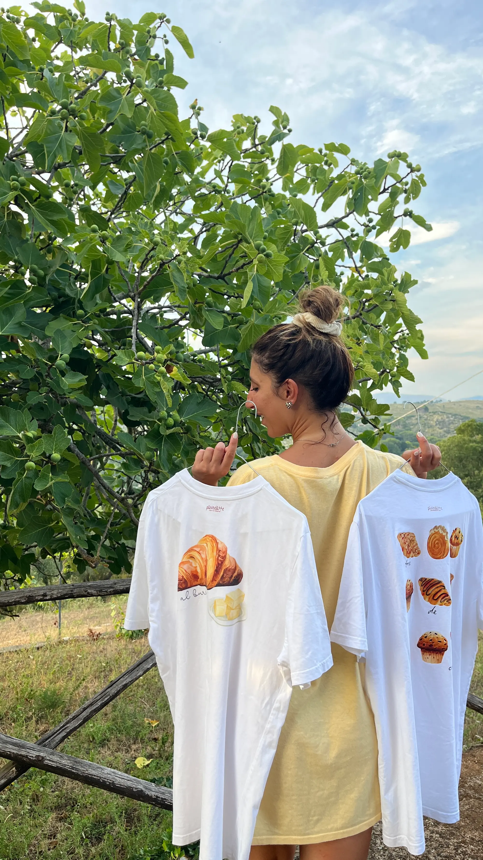 Michela Sharon con la t-shirt Paneelatte tra gli ulivi